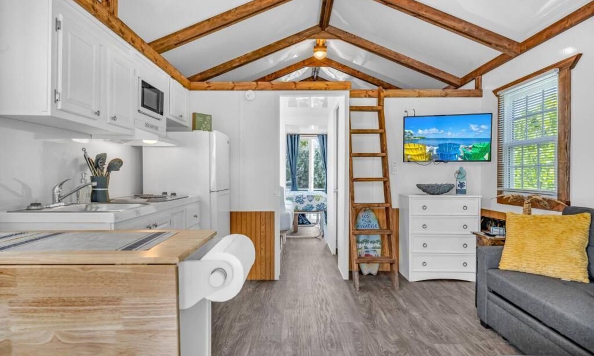 Key Colony Beach Cabin | 2/1 The Dolphin Aqua Lodge with Cabana Club Benefits