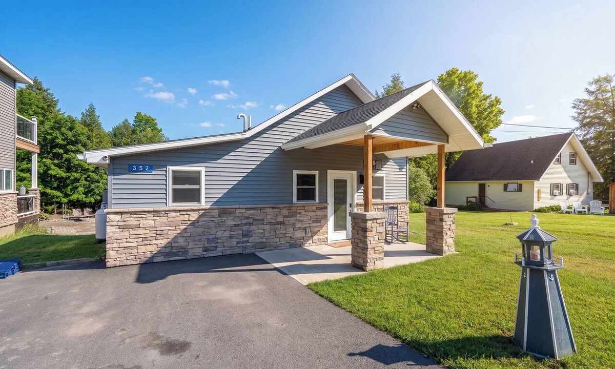 Hamilton House | 5 Min to Colgate, Sleeps 8, Welcome Wine