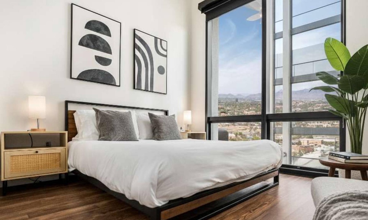 Evans Churchill Apartment | Boulevard Stays Modern Highrise STU Sky Pool, Gym 07