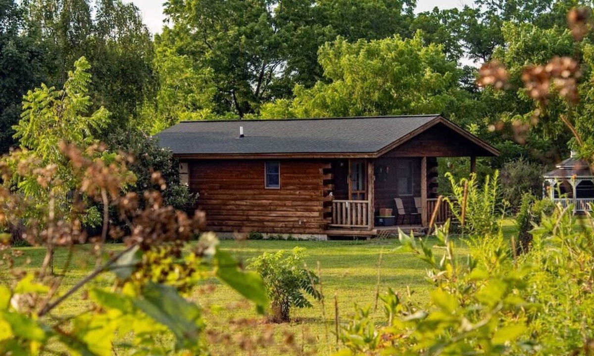 Lodi Cabin | Cedar Cabin: Dog friendly cabin w/private hot tub & breakfast delivered daily!
