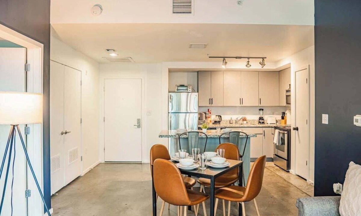 Evans Churchill Apartment | Central Phoenix Spot | Pool, Gym, Balcony +Parking