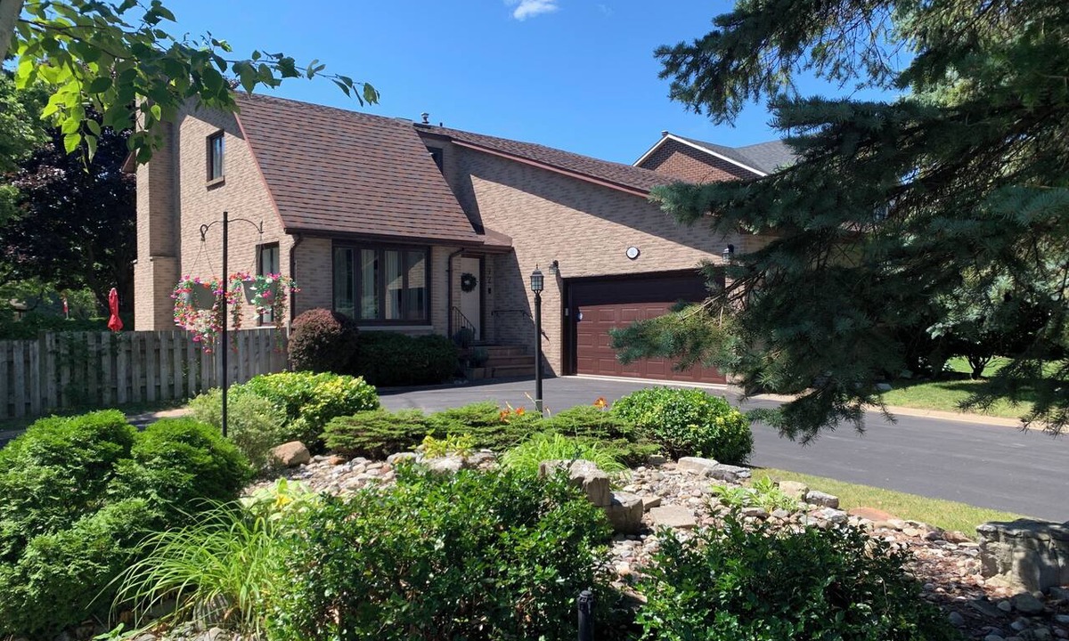 Kingston House | Centrally Located, 4 Beds/2.5 Bathrooms, Spacious Home