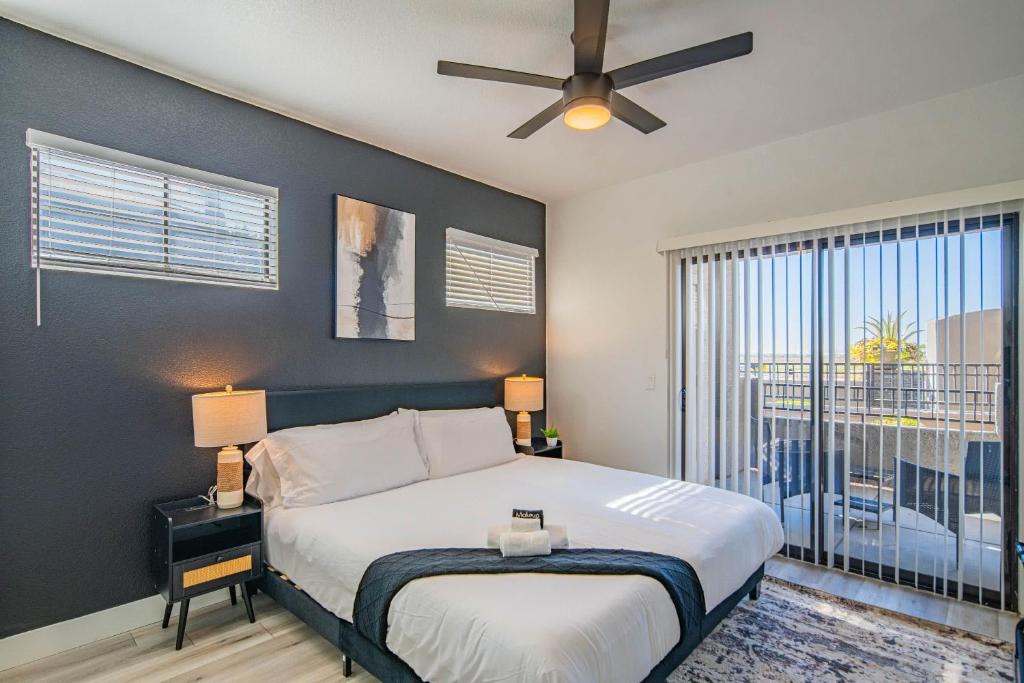 Glendale Sports and Entertainment District Apartment | Charming 2B King Bed with Pool Hot Tub, Gym, Parking