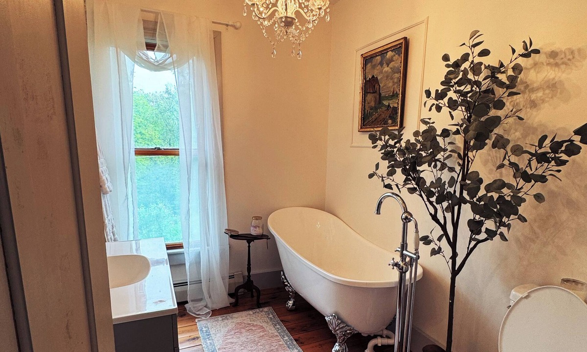Franklin House | Charming 4-bedroom farmhouse in brilliant Franklin with AC
