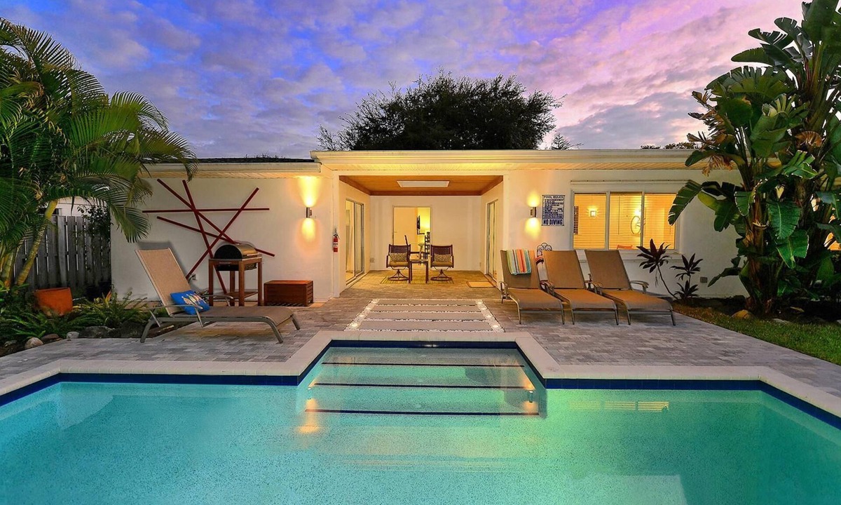 Southgate House | ❤️ Charming Coastal Pool Home - 1 Mile to Siesta Key - Relax & Unwind