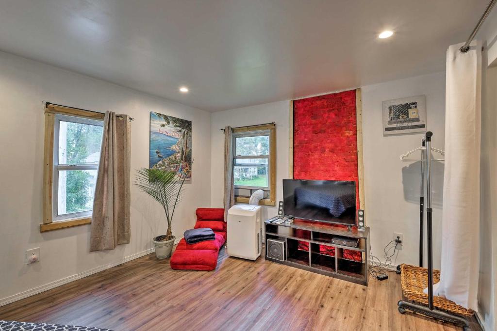 Gloversville House | Charming Gloversville Retreat 13 Mi to Royal Mtn!