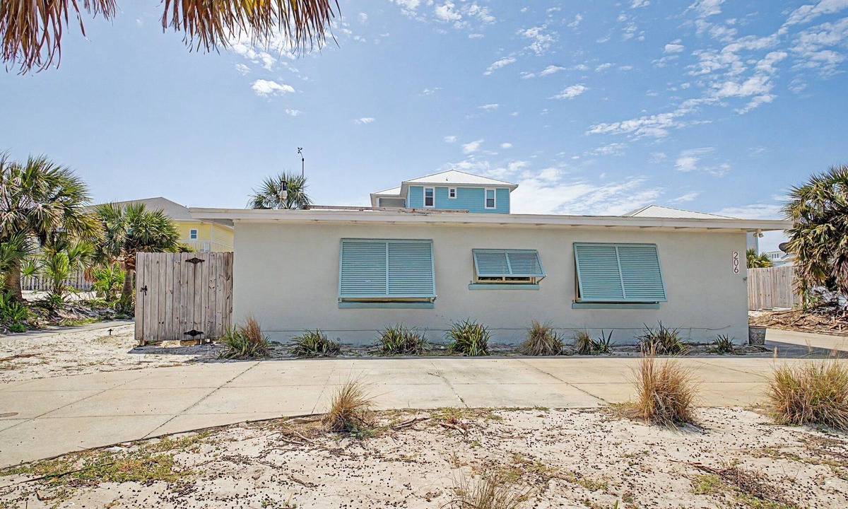Villa Primera House | Coastal Cottage Getaway | Pet Friendly | Just Steps the Gulf!