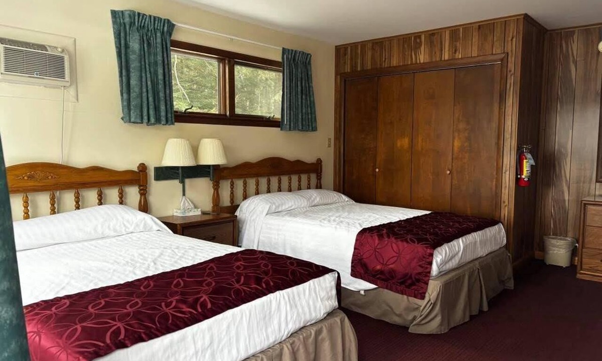 West Eaton Hotel | Cozy 1-bedroom hotel room in soothing Hamilton - #313 Gilbreth