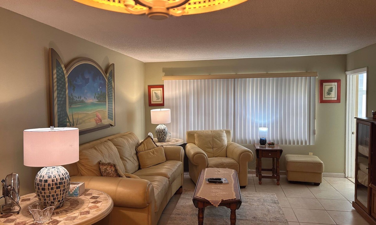 Hallandale Beach Condo | Cozy 1-bedroom condo across the street from Gulfstream Park Casino and Racing.