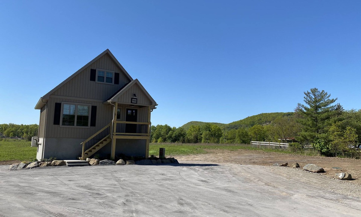 Saugerties Cottage | Custom Carriage House, country setting, minutes from Village of Saugerties