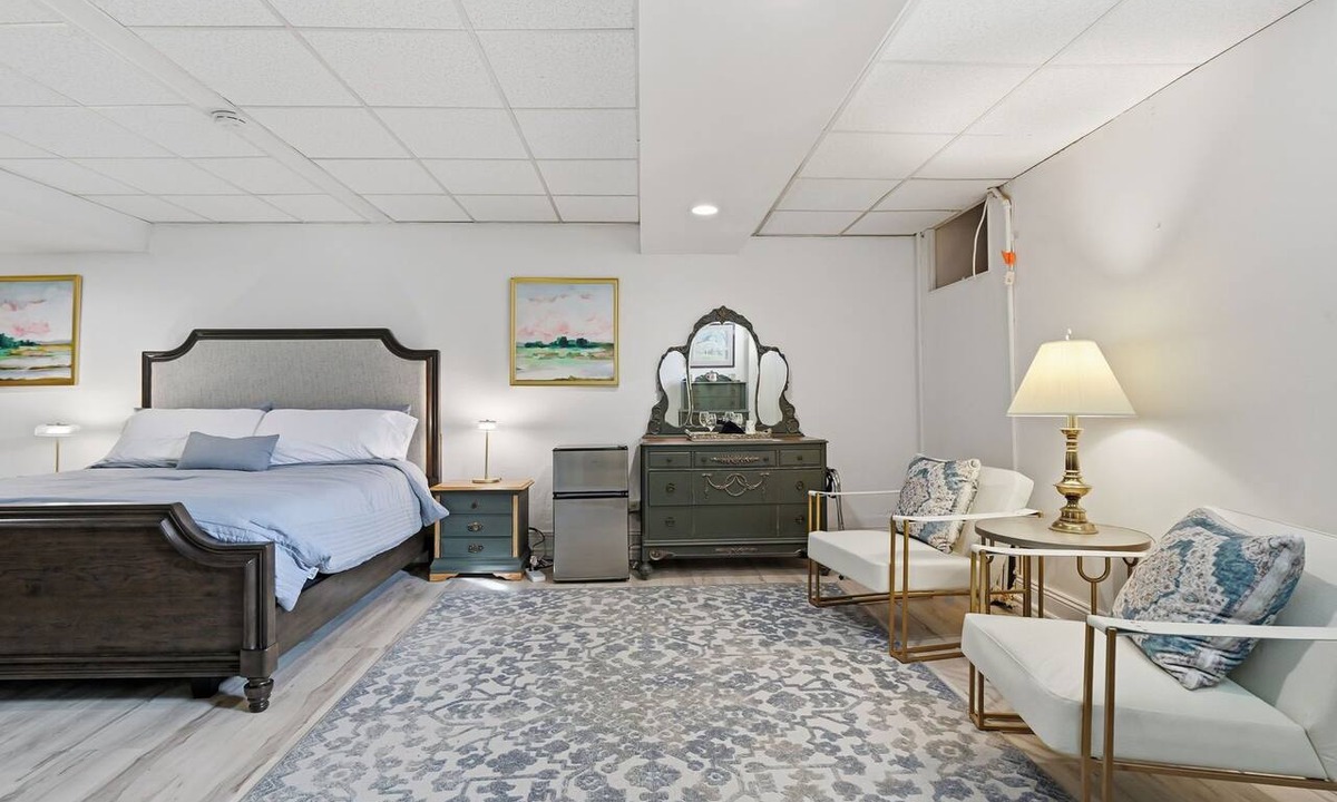 Olean Bed & Breakfast | Elegant Old Library Dickens Suite! Family, Near SBU