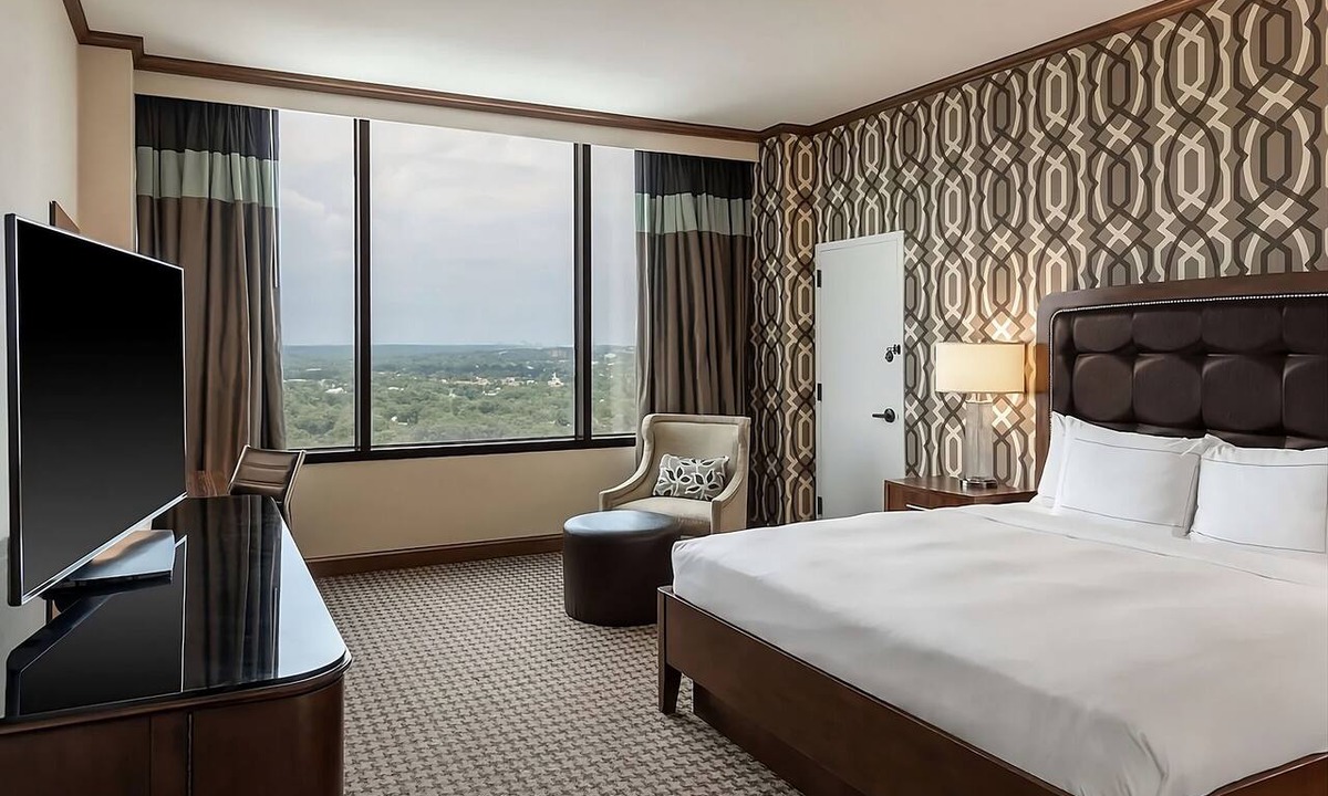 Alexandria West Hotel | Ensuring a Very Comfortable & Memorable Stay! Onsite Pool, Onsite Parking!