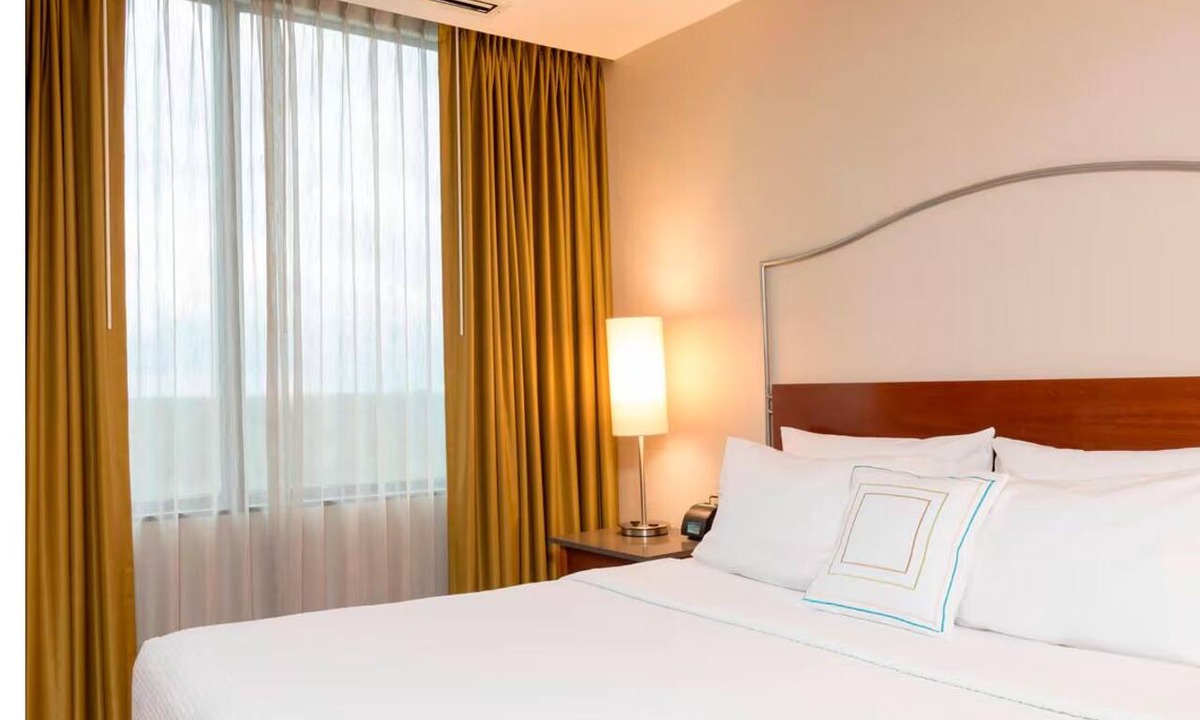 Norwood Park Hotel | Experience Quiet Comfort in 2 Family-Friendly Suites w/Pool & Free Parking