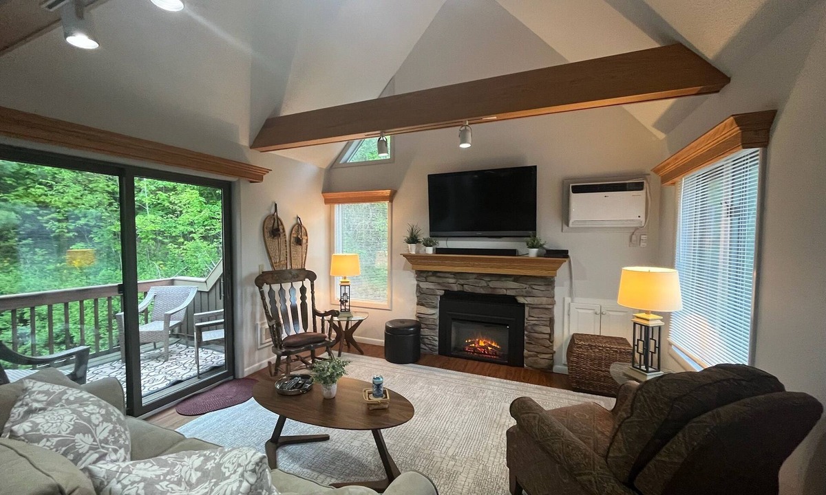 Clymer Condo | Fantastic 2 bed/3 bath Loft at Peek 'n Peak Resort; Sleeps 6; Walk to lodge!