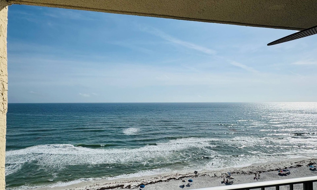 Biltmore Beach Condo | GREAT LAST MINUTE DEAL; 8/22-8/29=1000 Total!5star/Beachfront/FREE Beach Chairs!