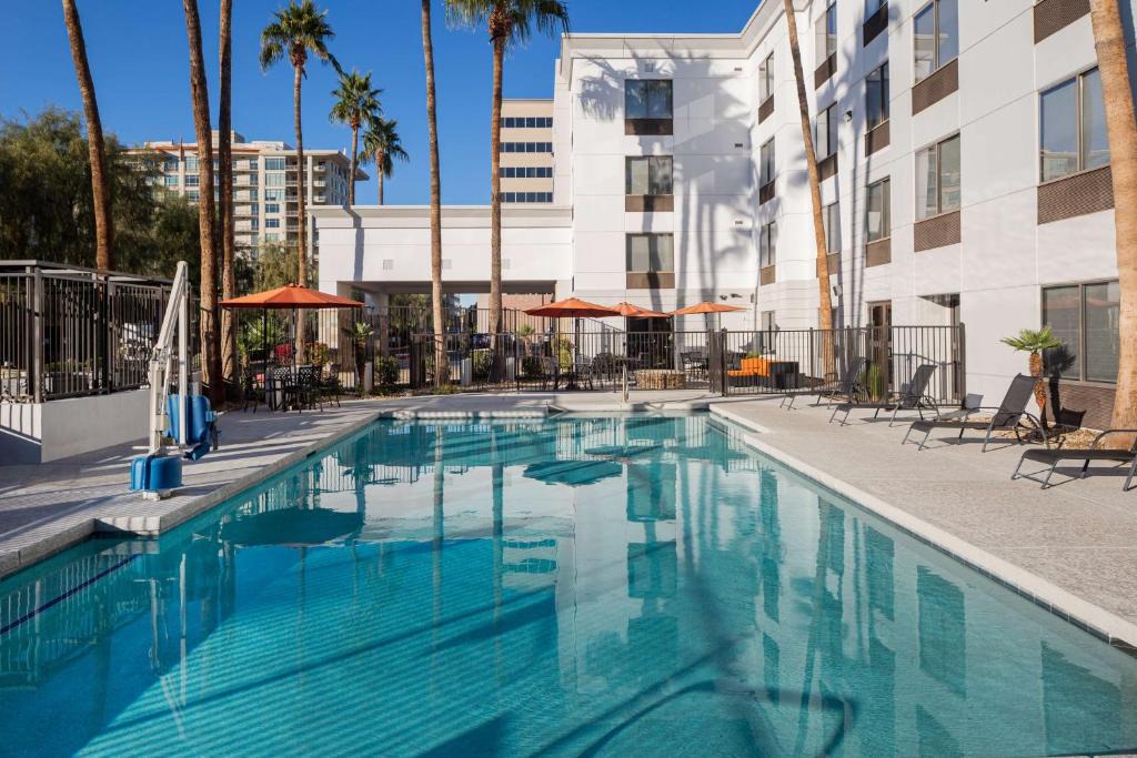 Camelback East Hotel | Hampton Inn Phoenix - Biltmore