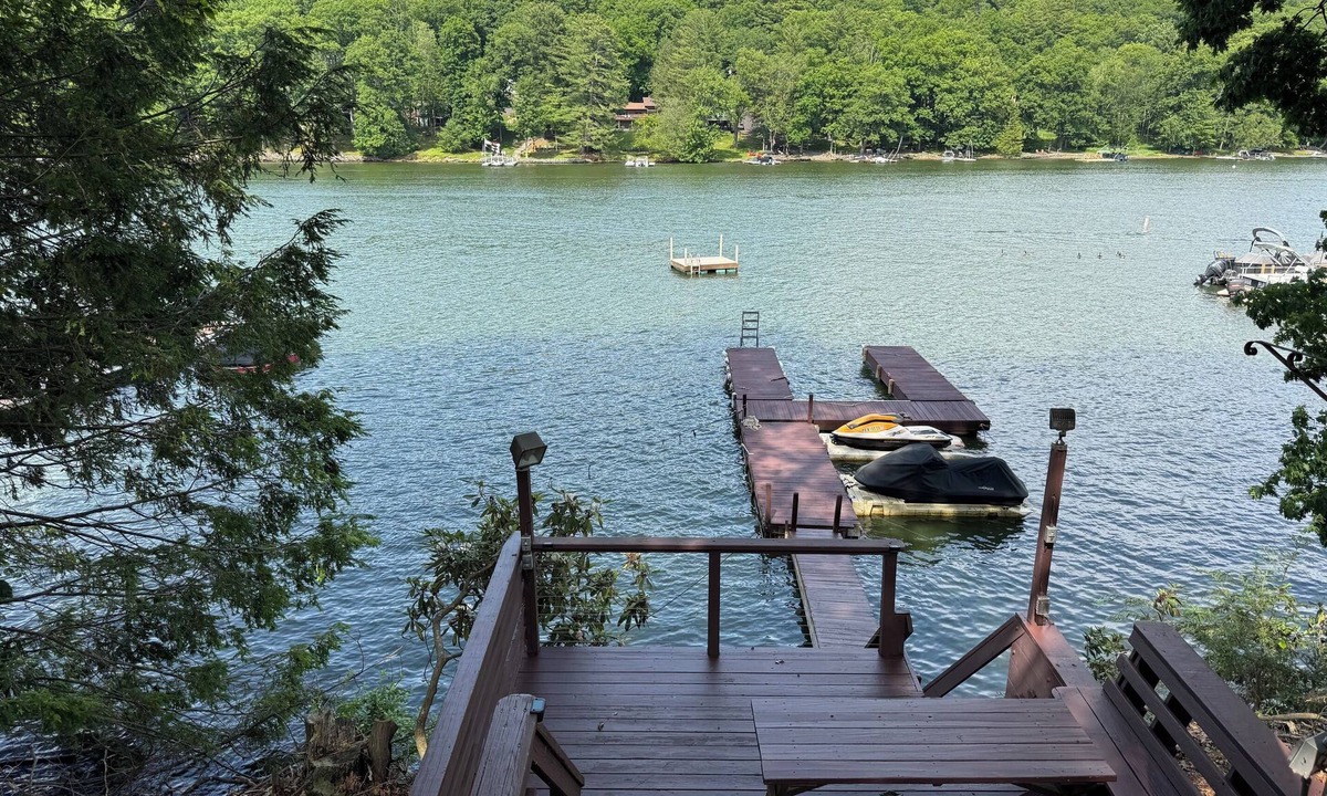 Greentown House | Lakefront at Lake Wallenpaupack with Private Dock 3bdr 2bath Hot Tub
