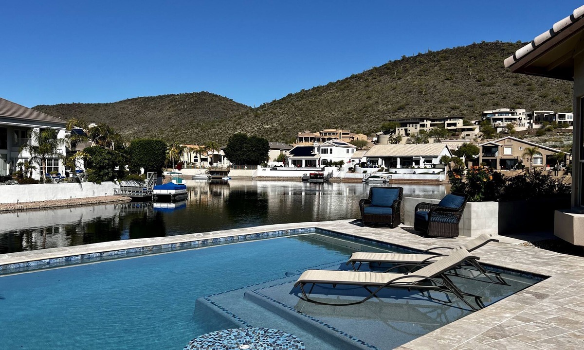 Arrowhead Lakes House | “LakeFront - Casa EnLago” Cardinals Football, Pontoon Boat, Fishing, Mini Golf!