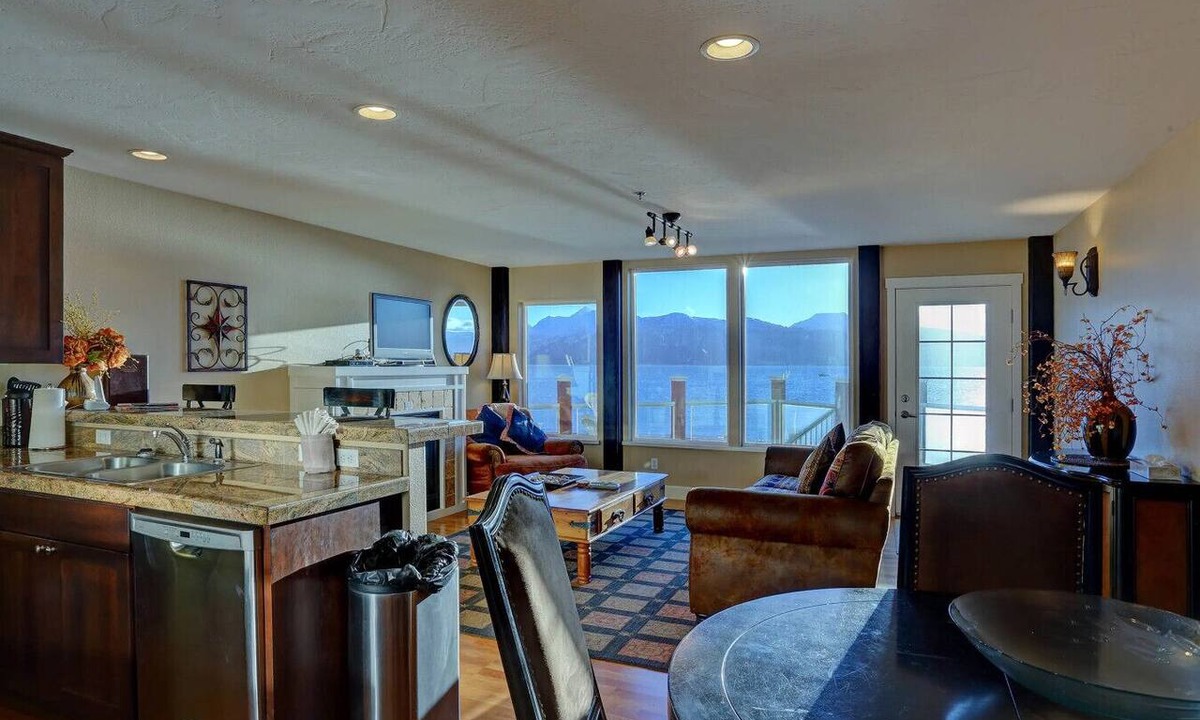 Homer Condo | Lakeshore Lodging Lodge 720