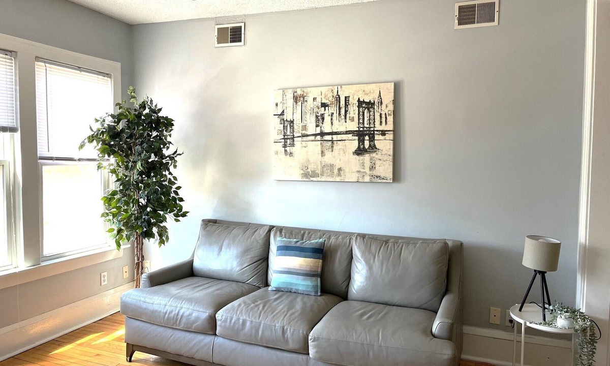 Summit - University Apartment | Light filled 2-bedroom apartment near Saint Paul Downtown
