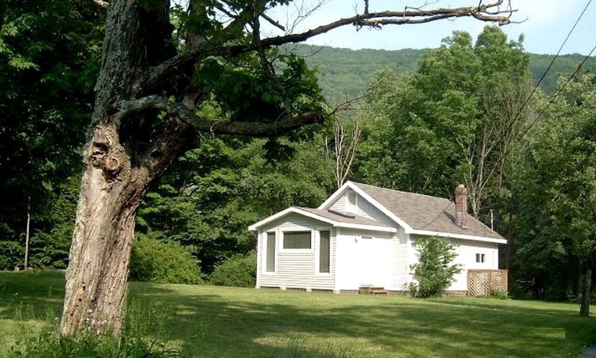 Chichester Cottage | Lovely Cottage Getaway in the Mountains near Phoenicia, New York