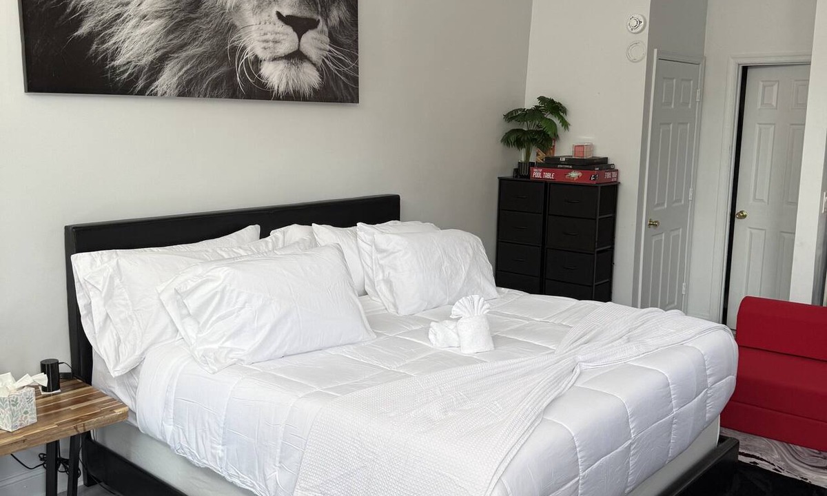 South Baltimore Apartment | Modern Fed Hill studio: steps to pubs/city vibes!
