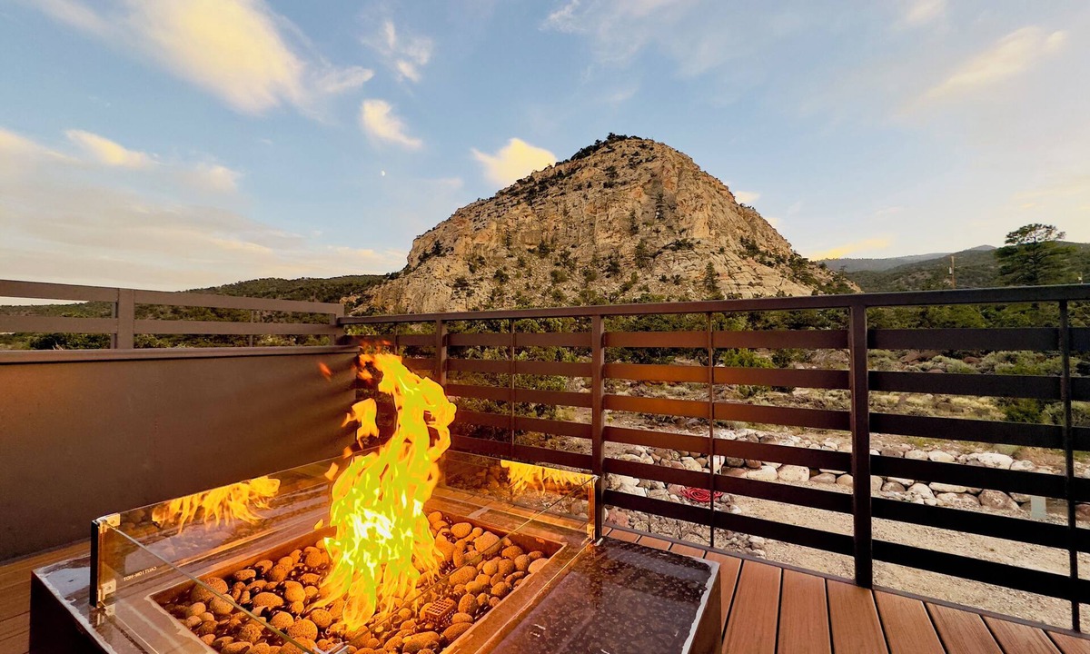 Teasdale Villa | New! Lavish Shipping Container Experience with 3 King Suites & Amazing Views!