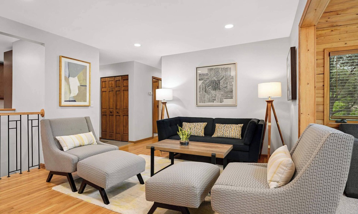 St. Louis Park House | Parkside Retreat Modern & Central 4BR/2BA Renovated Pet-Friendly Fenced Yard