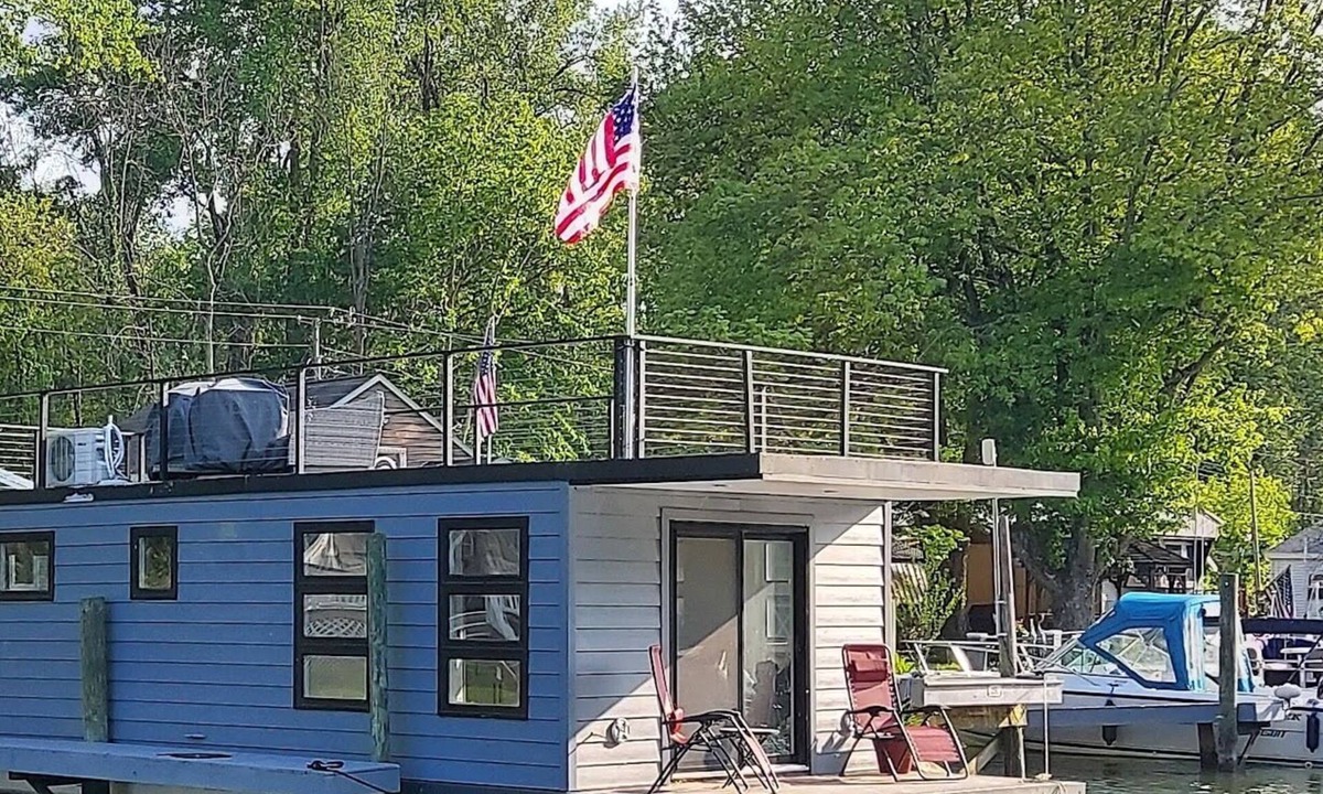 Waterloo Boat Rental | Perfect houseboat with 1 bedroom on the Cayuga Seneca Canal in Waterloo NY