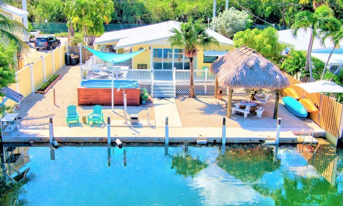 Marathon House | Pineapple Sea Shack: 60' Dock, Tiki Hut, Swim Spa, Kayaks, Paddleboards & Pets