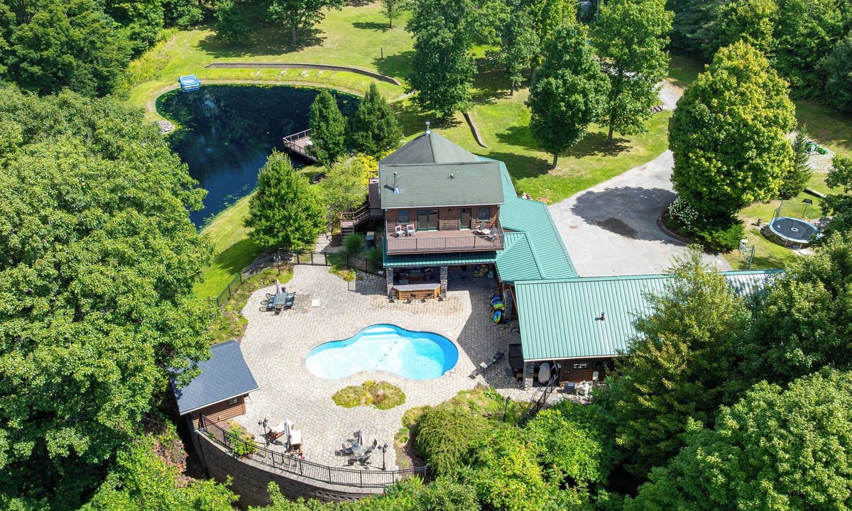 Scottsburg House | Private Cabin Retreat-Heated Pool/Hot Tub/Tiki Bar