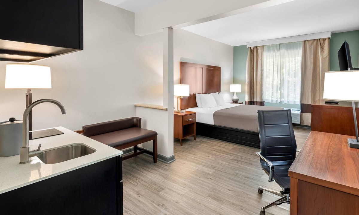 Waldorf Hotel | Quality Suites Waldorf