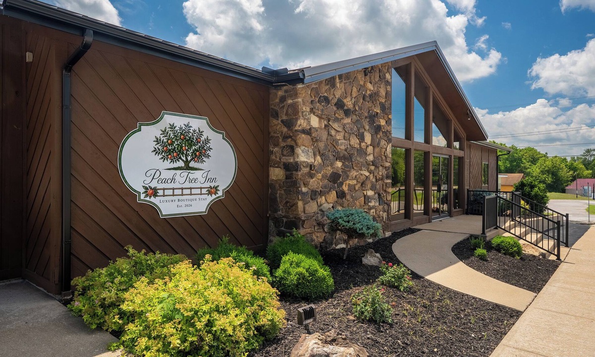 Cobden House | Rent All 5 Suites at Peach Tree Inn