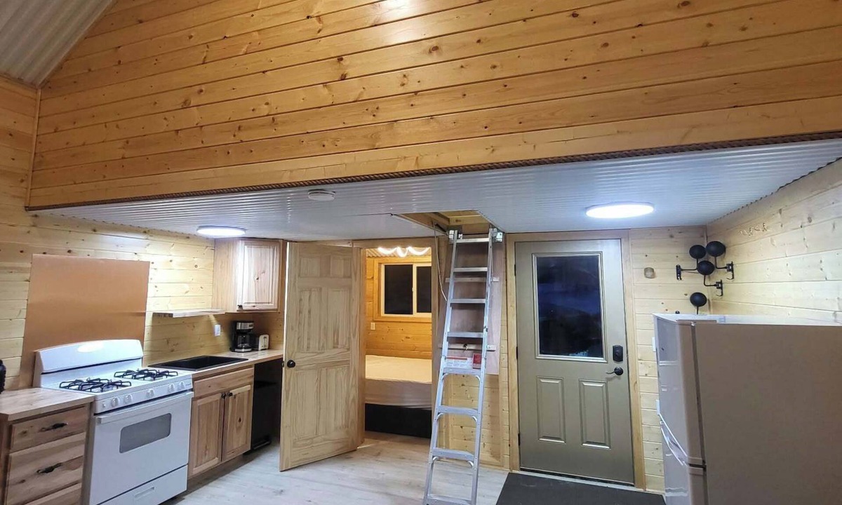 Homer Cabin | Secluded Off Grid Dry Lakefront Cabin- Unplug, Relax, and Recharge