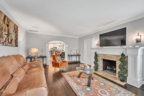 Des Plaines House | Serene & Charming 5BR Des Plaines Getaway