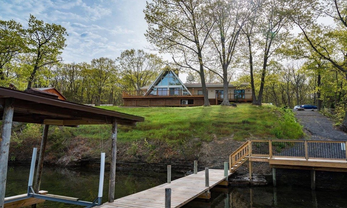 Valois Cabin | Single Island Shores