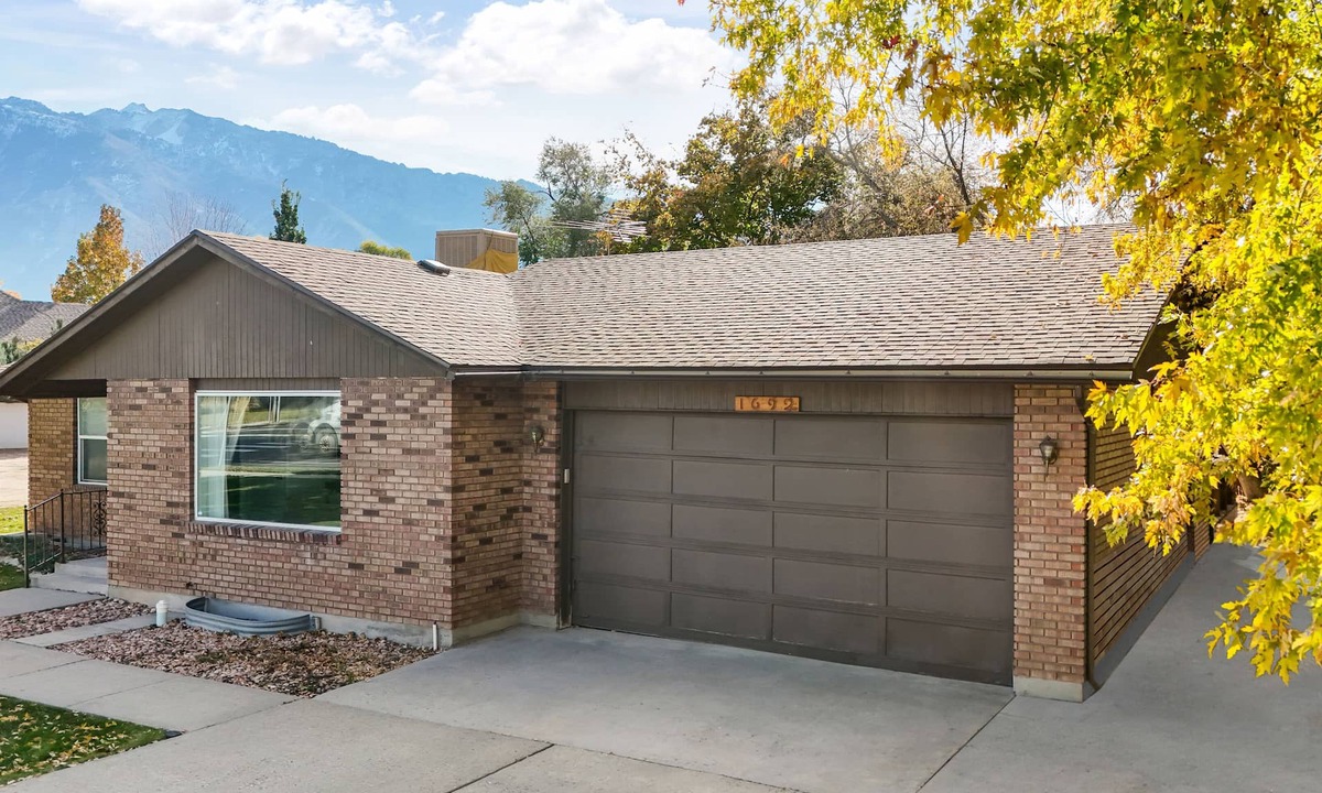 Sandy House | Ski Resort Comfy Vacation Home Minutes from Top Ski Resorts in Utah