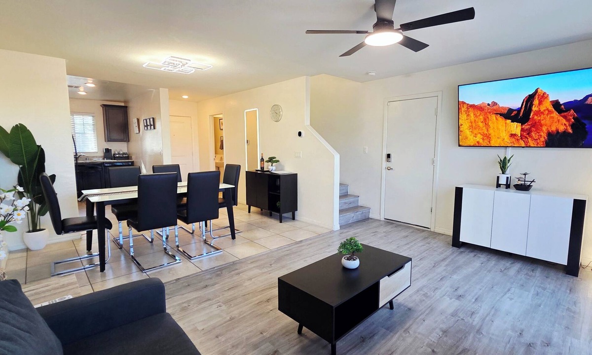 Sunrise Manor House | ⭐️⭐️⭐️⭐️⭐️ Sleek Design. Elevated Stay｜15 min to Downtown! ✅️