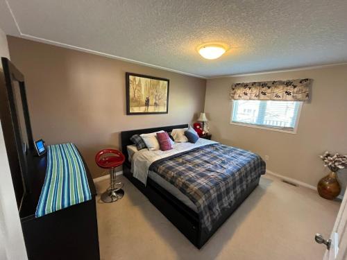 Amherstview House | Spacious and Charming Bungalow Retreat (Close to Many Amenities)