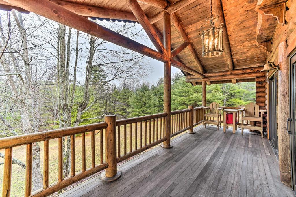 Middle Grove House | Spacious Cabin w/Decks Near Saratoga Springs