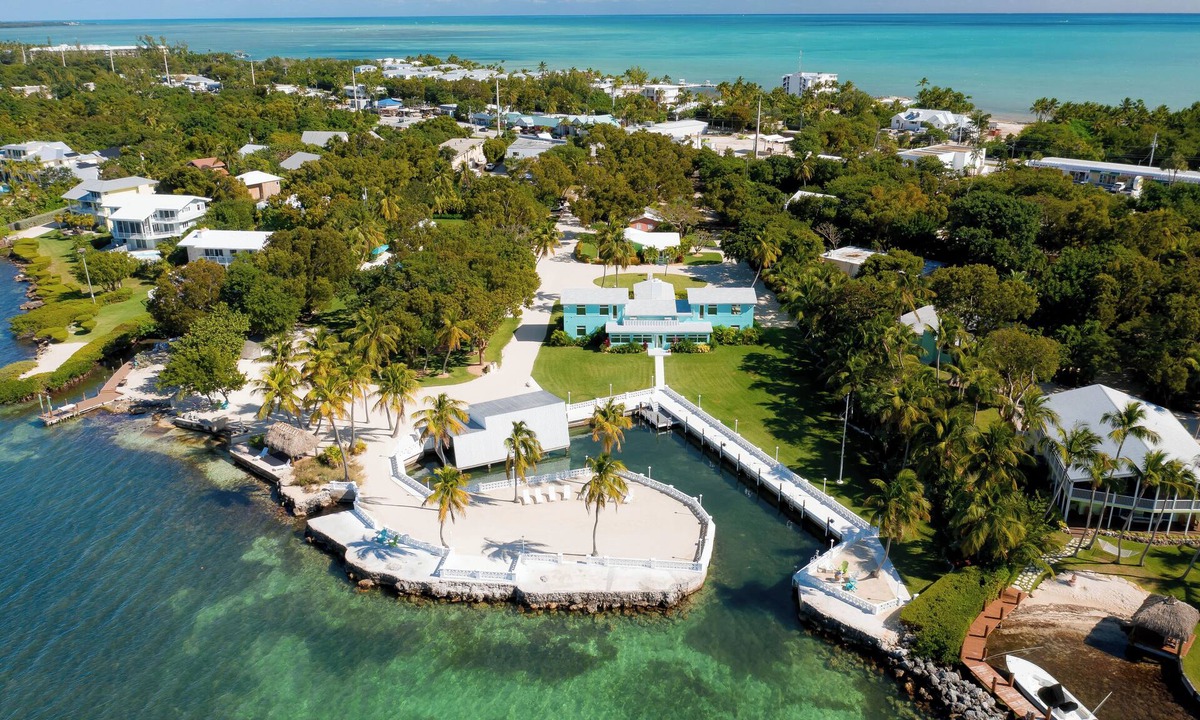 Islamorada House | Sprawling Bayfront Estate in Heart of Islamorada with Deep Dockage, Heated Pool, Kayaks and More!
