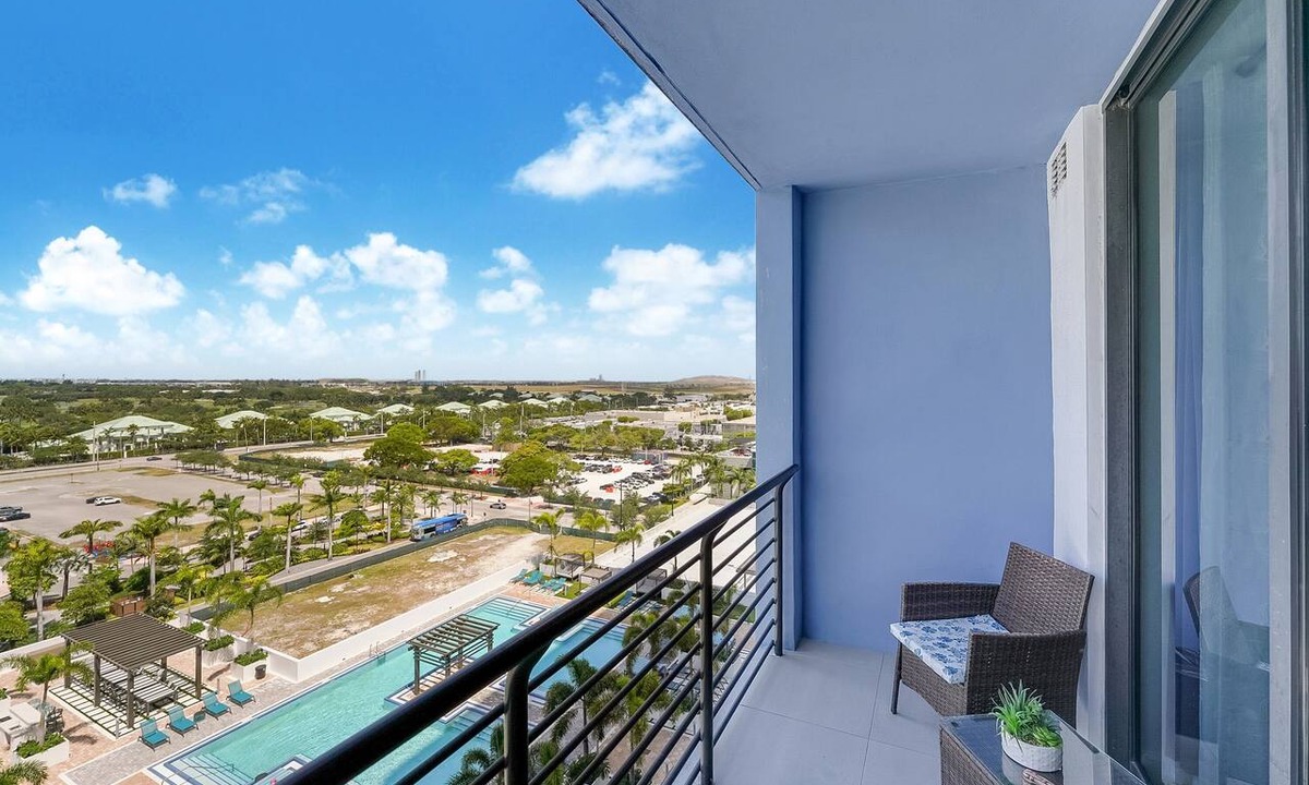 Doral Condo | Stylish Studio | Pool View | Downtown Doral' Heart