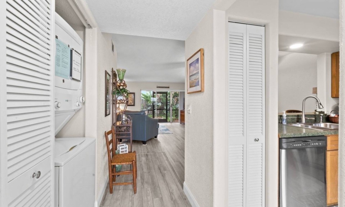 Historic Downtown Melbourne Condo | Summer Deals Patio, BBQ, close to Dining, Shopping, Beach, Golf, Kayak!