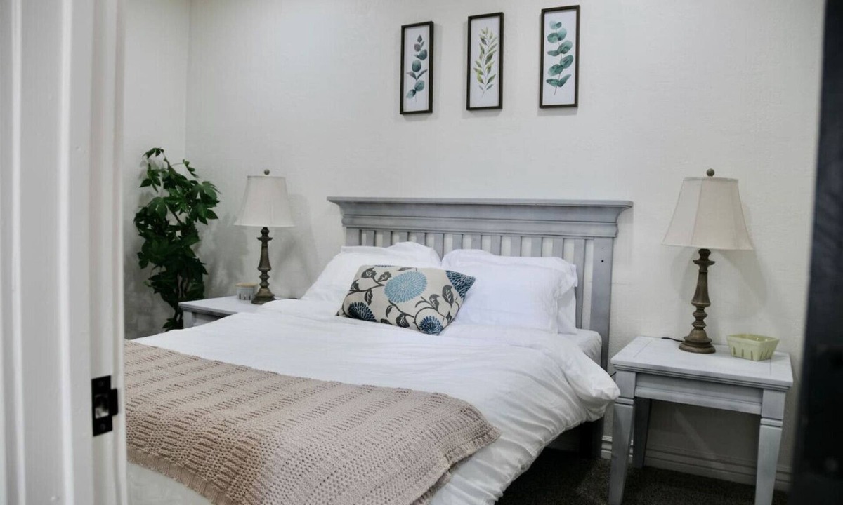 South Salt Lake House | The Farmhouse - Fiber Wi-Fi/Cozy n' Pet Friendly