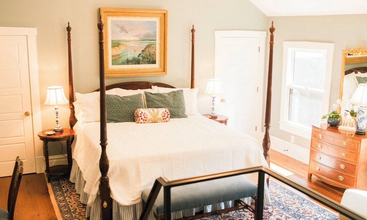 Millersburg House | The Parsonage: A Grand 19th Century 4 Bedroom Home