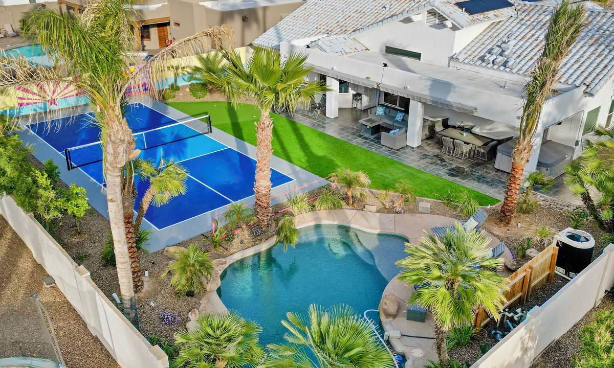 Buenavante House | Tropical Jungle Paradise*Pickleball* Heated Pool & Hot Tub*+ Game Room!
