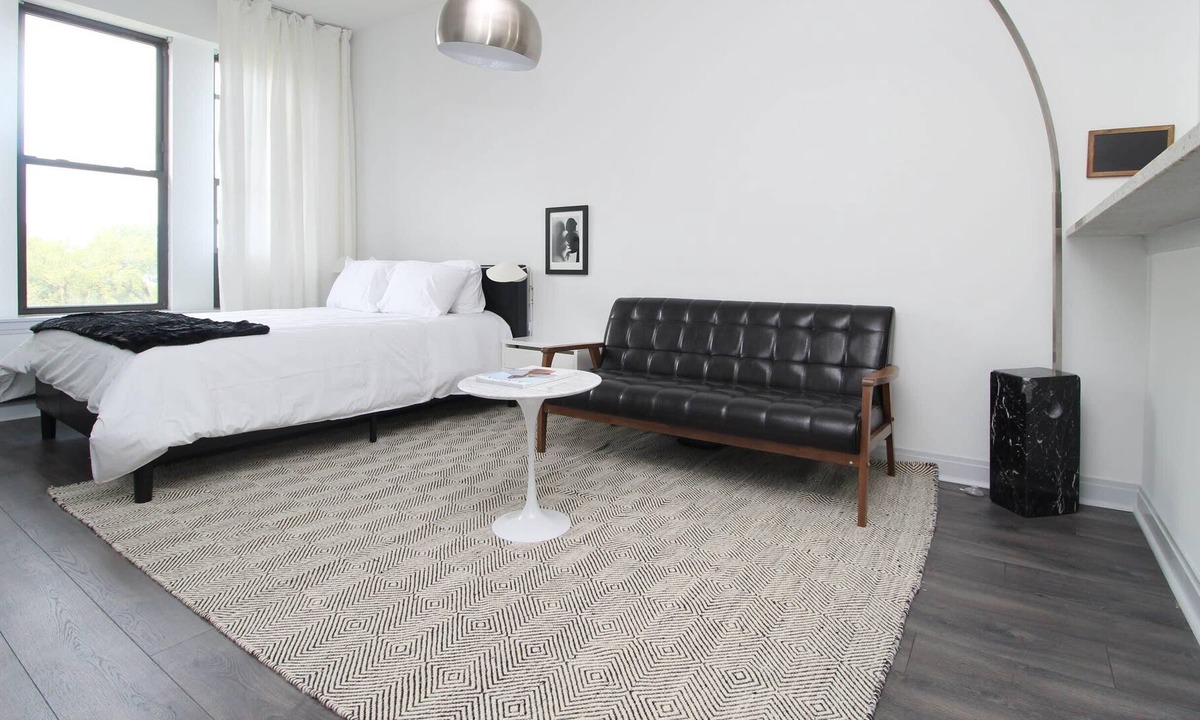 East Hyde Park Apartment | UChicago, Shops + Eats, Lake | Gym + W&D | Zencity