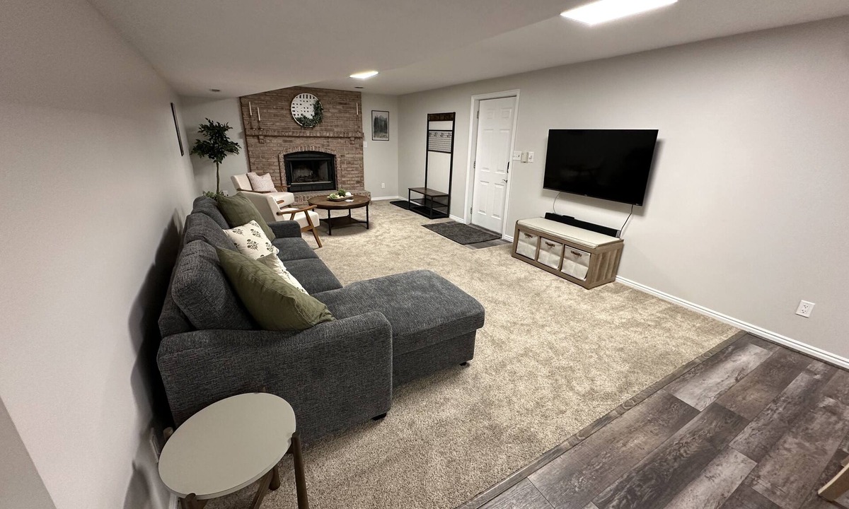 Sandy House | Updated, cozy private basement suite - 25 min to skiing