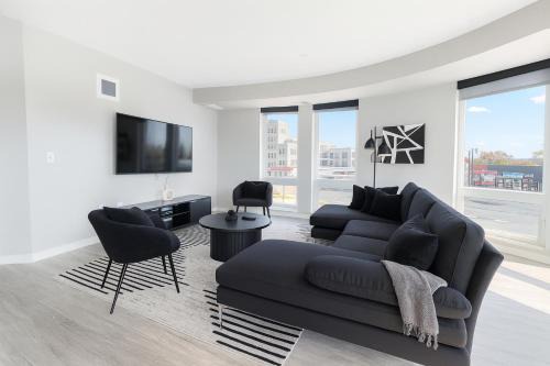 Uptown Apartment | Vibrant 2BR with King Bed near US Bank - Heated Pool