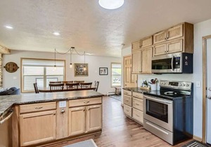 4BR Townhome w/Private Hot Tub, Garage, and Deck